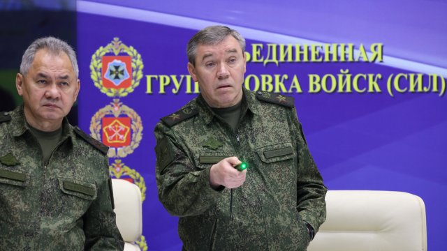 Руският министър на отбраната Сергей Шойгу (вляво) и Герасимов. Снимка:  EPA/GAVRIIL GRIGOROV