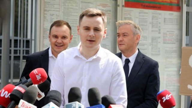 <p>
	Роман Протасевич дава пресконференция пред полоството на Беларус във Варшава, Полша. <em>Снимка: EPA/Tomasz Gzell Poland Out</em></p>
