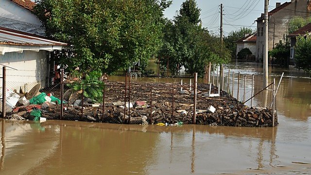 <p>
	Една година след потопа много от пострадалите, близо 1 200 души, все още не са възстановили домовете си, засегнати от наводнението. <em>Снимка: БТА архив</em></p>

