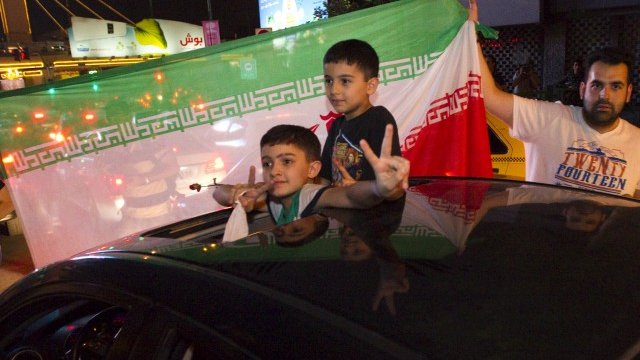 <p>
	Жители на Техеран празнуват сключването на споразумението. <em>Снимка: Ройтерс</em></p>
