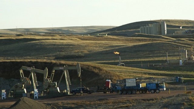 <p>
	Броят на платформите за добив на &bdquo;черно злато&ldquo; в САЩ се е увеличил с пет през миналата седмица до 664. <em>Снимка: Ройтерс</em></p>
