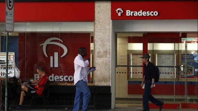 <p>
	Клон на&nbsp;Bradesco в Рио де Жанейро. <em>Снимка: Архив Ройтерс</em></p>
