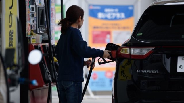 <p>
	Сривът в цените на горивата подканва дефлацията. <em>Снимка: Bloomberg</em></p>
