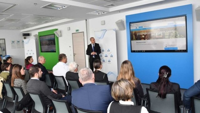 <p>
	Борислав Карамитев от ОББ представи пред клиенти международната бизнес платформа &quot;ОББ Trade Club&quot;. <em>Снимка: ОББ</em></p>
