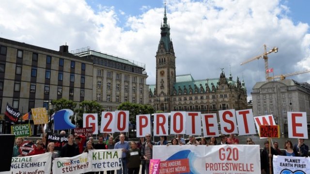 <p>
	Протест срещу Г20 в Хамбург. <em>Снимкка: Ройтерс</em></p>
