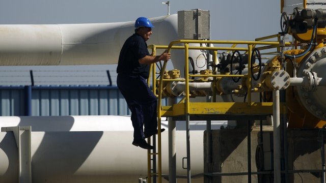 <p>
	Служител в компресорната станция на &quot;Булгартрансгаз&quot; в Провадия. <em>Снимка: архив Ройтерс</em></p>

