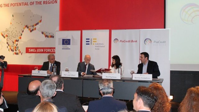 <p style="text-align: justify;">
	Подписването на споразумението. <em>Снимка: ProCredit Bank</em></p>
