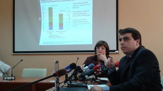 <p>
	<em>Асен Василев и Екатерина Захариева представиха резултатите от международния одит в енергетиката. Снимка: Investor.bg</em></p>
