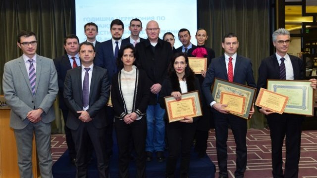 <p>
	Церемония по награждаването на най-добрите инвестиционни посредници през 2016 г.<em> Снимка: БФБ- София</em></p>
