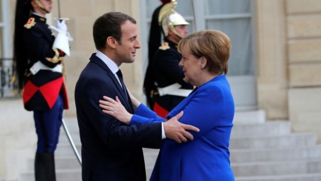 <p>
	Еманюел Макрон и Ангела Меркел на първата им официална среща в Елисейския дворец. <em>Снимка: Архив Ройтерс</em></p>
