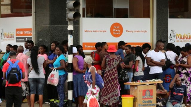 <p>
	Опашка пред банка в столицата на Зимбабве Хараре. <em>Снимка: Ройтерс</em></p>
