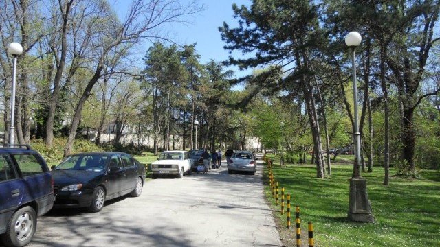 <p>
	<em>Масово се нарушава забраната за навлизане на автомобили във варненския парк. Снимка: Гражданската инициатива за запазване на Морската градина</em></p>
