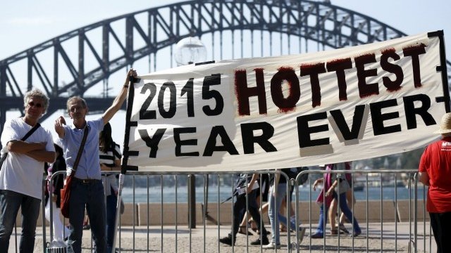 <p>
	Протестиращи в Сидни срещу бездействието на световните лидери за глобалното затопляне. <em>Снимка: Ройтерс</em></p>
