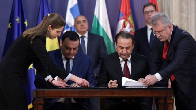 <p>
	Министърът на информационните технологии и съобщенията Ивайло Московски (ляво) и министърът на търговията, туризма и телекомуникациите на Сърбия Расим Ляич. <em>Снимка: БТА</em></p>
