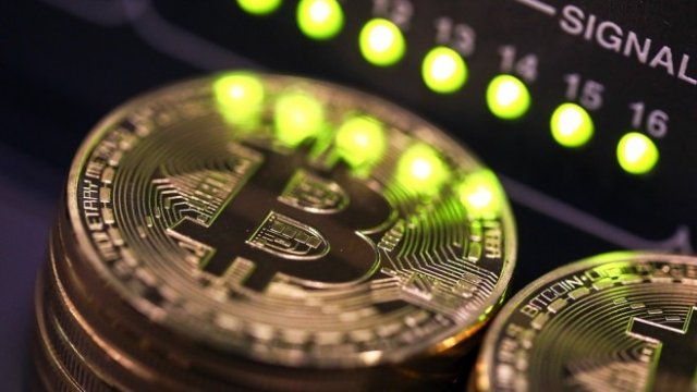 <p>
	Същността на биткойна продължава да вълнува пазарите. <em>Снимка: Getty Images News</em></p>
