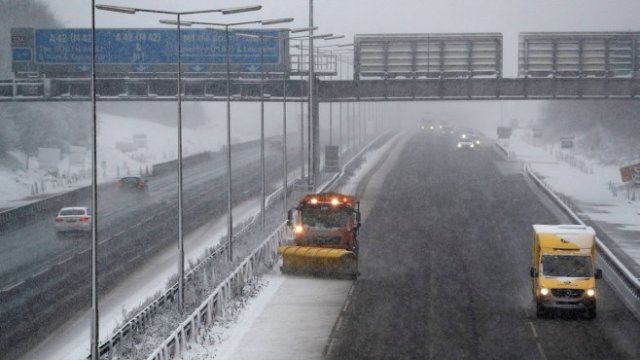 <p>
	Автомагистрала М1, основната между Лондон и североизточната част на Англия, бе частично затворена. Снимка:<em> Архив Ройтерс</em></p>
