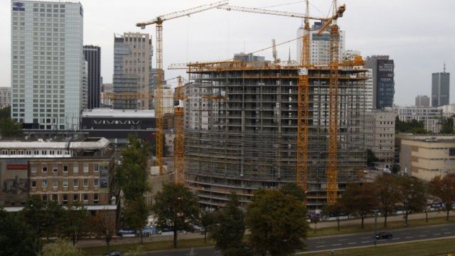 <p>
	Полша остава една от най-активните строителни площадки в Европа, въпреки че активността спада през последните тримесечия. <em>Снимка: архив, Ройтерс</em></p>
