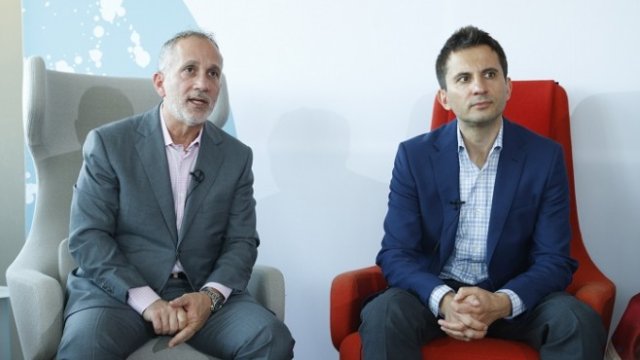 <p>
	Главният оперативен директор на Paysafe Group Дани Чазонов (вляво) и Мирослав Божилов, CEO Paysafe България. <em>Снимка: Paysafe България</em></p>
