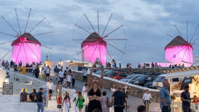 <p>
	<i>Туристи на гръцкия остров Миконос. Снимка:&nbsp;</i><em>Nick Paleologos/Bloomberg</em></p>
