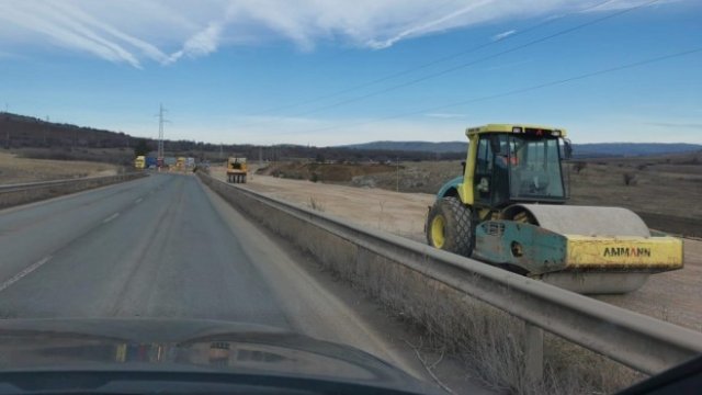 <p>
	Бойко Борисов провери строителството на участъка &bdquo;Драгоман &ndash; Сливница&ldquo; от АМ Европа. <em>Снимка: БГНЕС/МС</em></p>
<p>
	&nbsp;</p>
