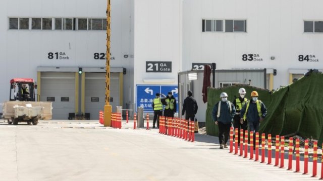 <p>
	Tesla възобновява бавно дейност във фабриката в Шанхай. <em>Снимка: Qilai Shen/Bloomberg</em></p>
