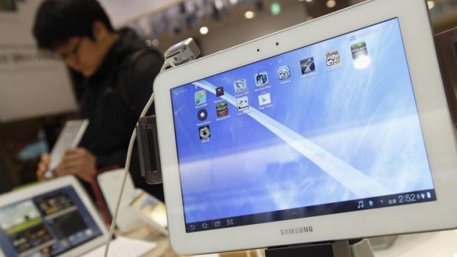 <p>
	Благодарение на таблетите си Samsung влезе във водещата петица. <em>Снимка: Ройтерс</em></p>
