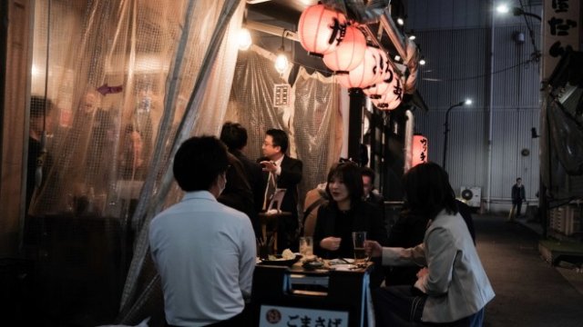 <p>
	Частният сектор в Страната на изгряващото слънце отчита, че ценовият натиск се е увеличил през януари.<em> Снимка: Soichiro Koriyama/Bloomberg</em></p>
