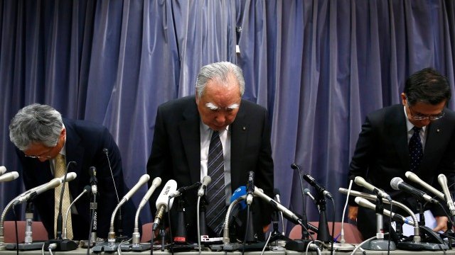 <p>
	86-годишният&nbsp;Осаму Сузуки поднася извинения на клиентите на концерна.&nbsp;<em>Снимка: Ройтерс&nbsp;</em></p>
