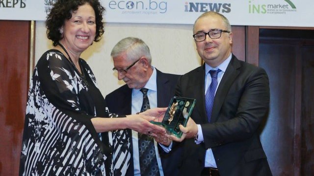 <p>
	Статуетката прие изпълнителният директор на ЗАД &bdquo;Армеец&ldquo; Цветанка Крумова. <em>Снимка:&nbsp;ЗАД &bdquo;Армеец&ldquo;</em></p>
