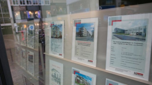 <p>
	Агенция за имоти в Бремен, Германия. <em>Снимка:&nbsp;Krisztian Bocsi/Bloomberg</em></p>
