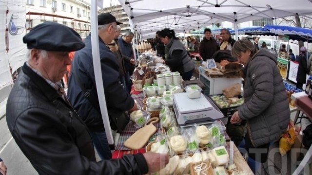 <p>
	Фермерски пазар в София. <em>Снимка: Олег Попов, Investor Media Group</em></p>
