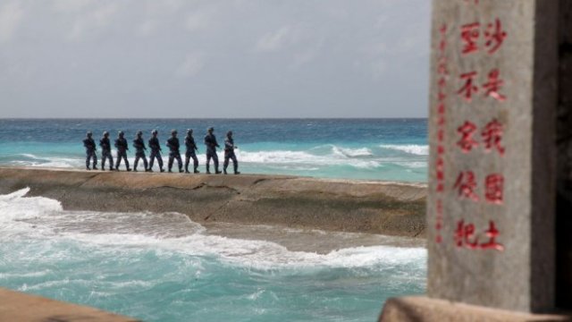 <p>
	Войници от Народната освободителна армия на Китай патрулират на островите Спратли. <em>Снимка: Архив Ройтерс</em></p>
