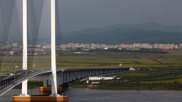 <p>
	Недовършеният мост над р.&nbsp;Ялудзян. <em>Снимка: Архив Ройтерс</em></p>
