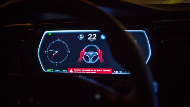 <p>
	Tesla съветва шофьорите винаги да държат ръцете си на волана. <em>Снимка: Christopher Goodney/Bloomberg</em></p>
