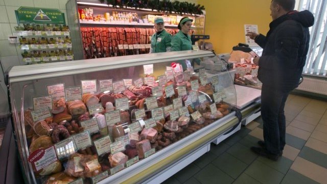 <p>
	Русия смяташе да отмени забраната за внос на свинско месо от няколко европейски държави и подготвяше инспекции на място.<em> Снимка: архив Ройтерс</em></p>
