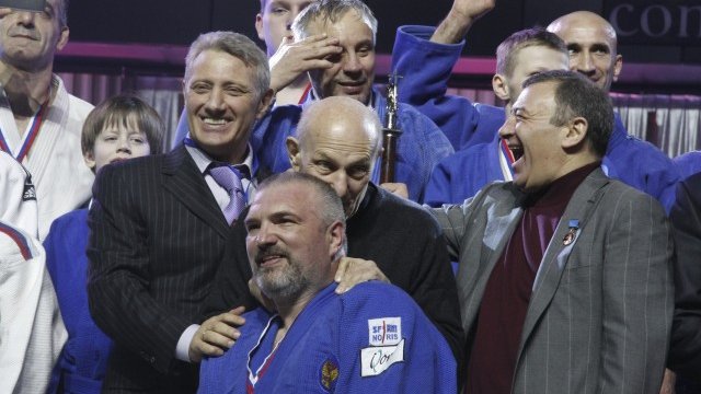 <p>
	Аркади Ротенберт (вдясно, със сивото сако) е приятел от детство на президента Владимир Путин. <em>Снимка: архив Ройтерс</em></p>
