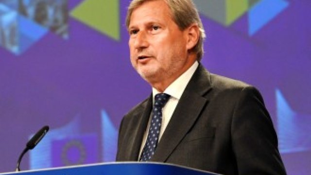 <p>
	Йоханес Хан и Федерика Могерини по време на пресконференцията в Брюксел.&nbsp;<em>Снимка: Ройтерс</em></p>
