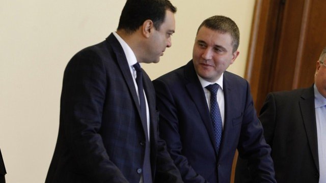 <p>
	Финансовият министър Владислав Горанов (вдясно) по време на днешното заседание на МС. <em>Снимка: Олег Попов, Investor Media Group</em></p>
