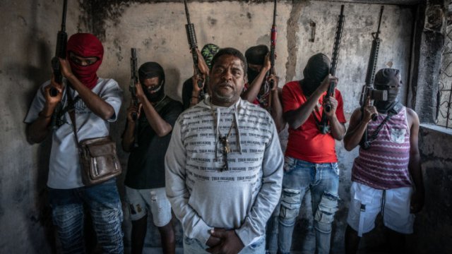 Джими &quot;Барбекю&quot; Шеризие с членове на бандата G-9. Снимка: Giles Clarke/Getty