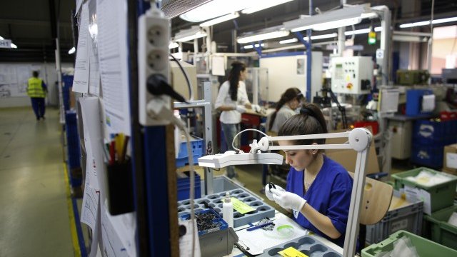 <p>
	Служители в завода на Witte Automotive в Русе. <em>Снимка: Ройтерс</em></p>
