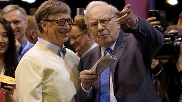 <p>
	Двама от най-богатите хора в света &ndash; Бил Гейтс и Уорън Бъфет. <em>Снимка: Ройтерс</em></p>
