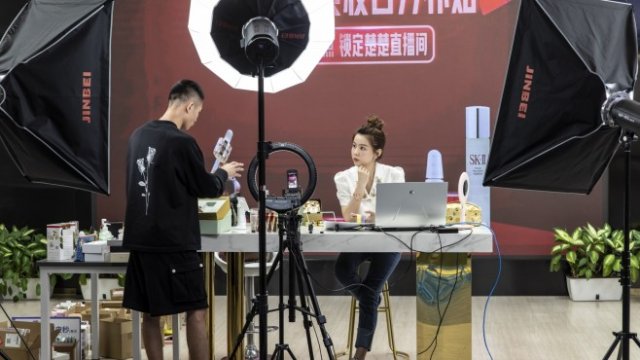 <p>
	Видеата на живо се превърнаха в хит в Китай през последните години. <em>Снимка: Bloomberg</em></p>
