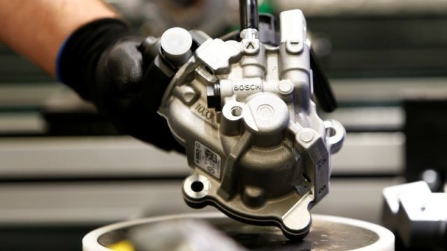 <p>
	През юли спрямо юни чуждестранните промишлени поръчки в Германия отчитат ръст от 2,5%, докато поръчките на вътрешния пазар се свиват с 3%. <em>Снимка: архив, Ройтерс</em></p>
