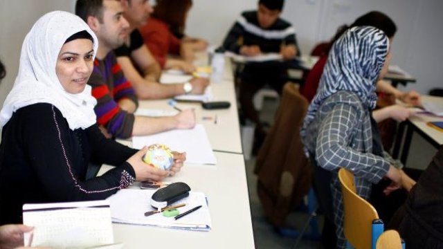 <p>
	Имигранти участват в курс по немски език в Берлин. <em>Снимка: архив, Ройтерс</em></p>

