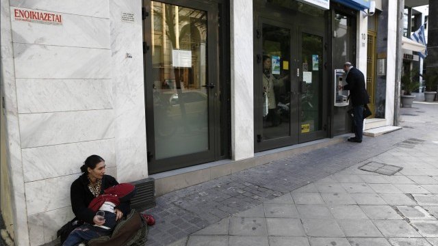 <p>
	Млада жена се изхранва с просия пред офиса на <a id="/controller/search.action?type=entity&amp;entityId=http%3A%2F%2Fd.opencalais.com%2Fcomphash-1%2Fe9da86f5-07ea-39f7-a7c4-a96819280bd2&amp;display=%22Hellenic%20Postbank%22">Hellenic Postbank</a>. <em>Снимка: Ройтерс</em></p>
