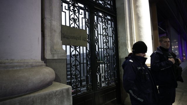 Полиция пред офиса на "Хидрострой" в София. Снимка: БГНЕС/ФИЛИП СТАНЧЕВ