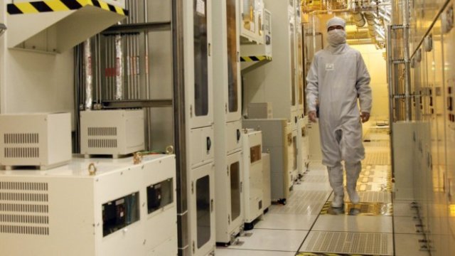 <p>
	Завод за чипове на Semiconductor Manufacturing International Corp. (SMIC), в Шанхай. <em>Снимка: Qilai Shen/Bloomberg</em></p>
