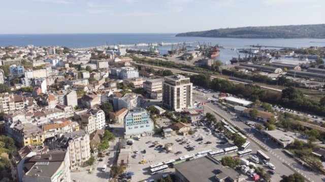 <p>
	Изглед към Варна.&nbsp;<em>Снимка: Evgeniy Maloletka/Bloomberg</em></p>
