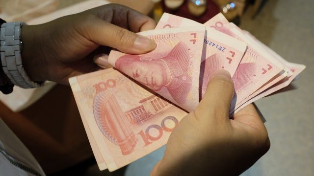 <p>
	Търговията с китайската валута скочи с повече от три пъти през последните години. <em>Снимка: Ройтерс</em></p>
