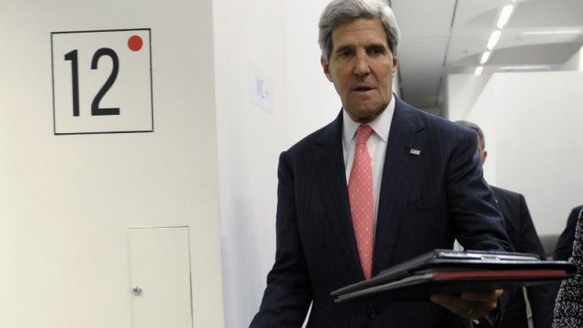 <p>
	Джон Кери напуска заседанието на външните министри на държавите от ЕС във Вилнюс. <em>Снимка: Ройтерс</em></p>
